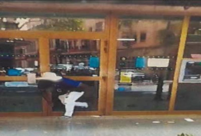 La Policía Nacional detiene a un hombre que robó en un banco cerrado fracturando el cristal de la puerta para entrar