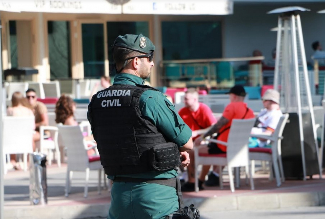 La Guardia Civil ha detenido en Magaluf a dos porteros de un local de ocio nocturno por dar una paliza a
tres clientes