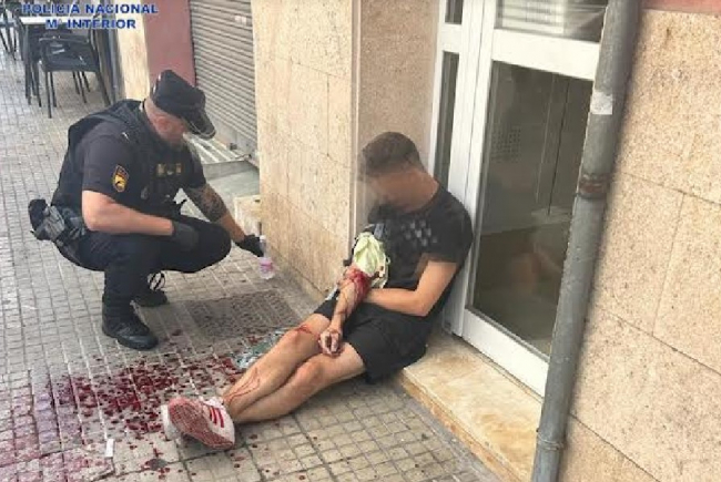 La Policía Nacional auxilia a un hombre realizándole un torniquete