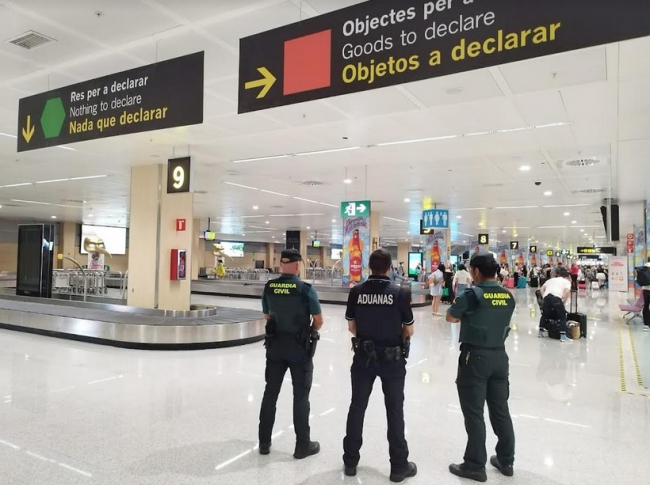 La Guardia Civil y Vigilancia Aduanera han detenido a un hombre por tráfico de drogas en Sant Antonio de Portmany