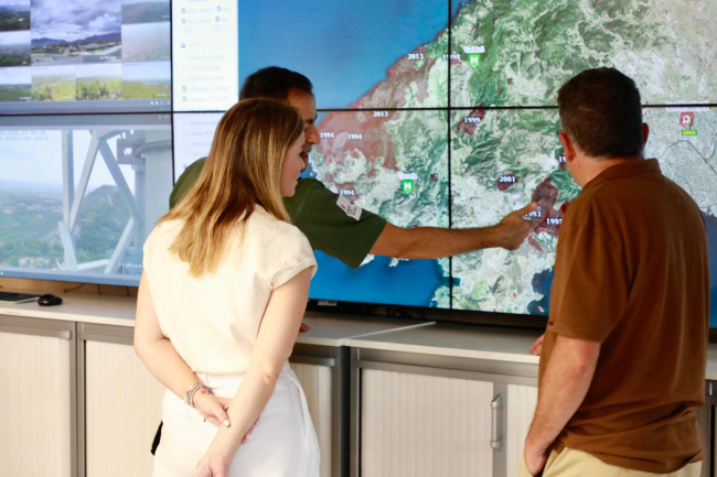 La presidenta del Govern visita el centro de control del IBANAT y manda un mensaje de 'máxima prudencia y responsabilidad' en el uso del fuego