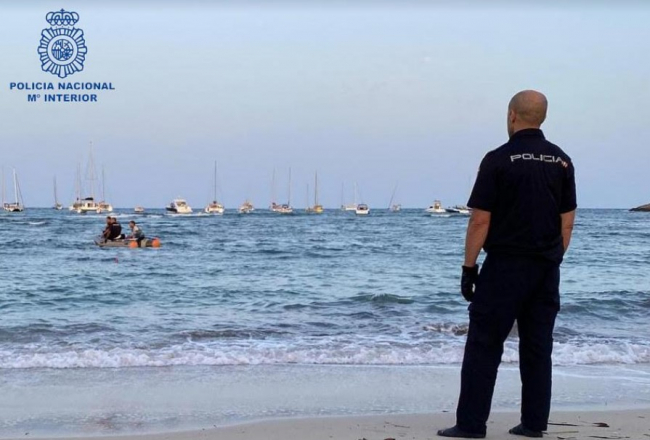 La Policía Nacional rescata a un hombre que se autolesionaba en una playa de Ibiza