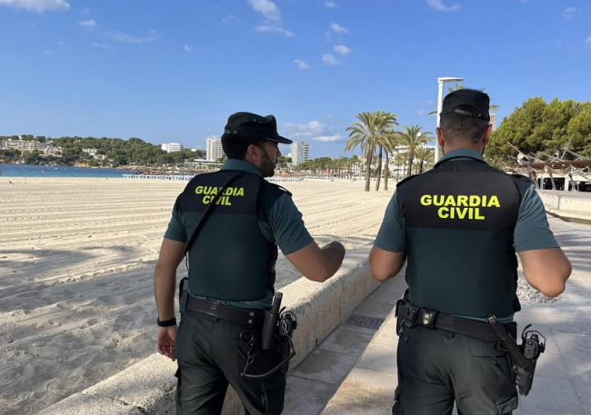 La Guardia Civil ha detenido a un varón por tráfico de drogas en Playa d’en Bossa y a otro por usurpación de identidad