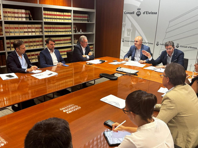 El Govern fomentará la coordinación entre administraciones para luchar contra el turismo de excesos en Sant Antoni de Portmany