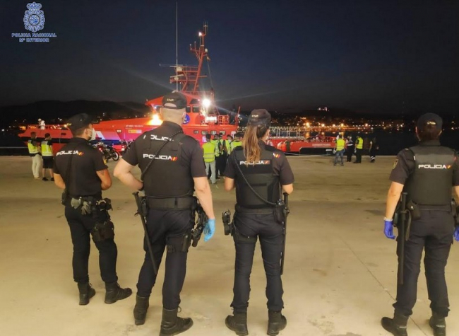 La Policía Nacional detiene a un hombre por patronear una embarcación tipo “patera” con inmigrantes a bordo