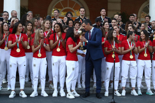 Pedro Sánchez anuncia la concesión de la medalla y la placa de oro al Mérito Deportivo a la selección femenina de fútbol, campeona del Mundial