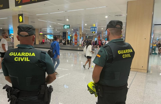 La Guardia Civil ha detenido a un hombre por agresión sexual a la tripulante de un vuelo que aterrizó en Ibiza