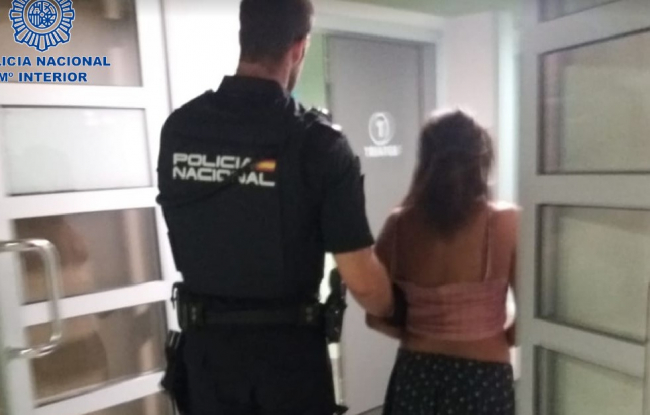 La Policía Nacional detiene a una mujer por amputar parte de una oreja de un mordisco a otra mujer