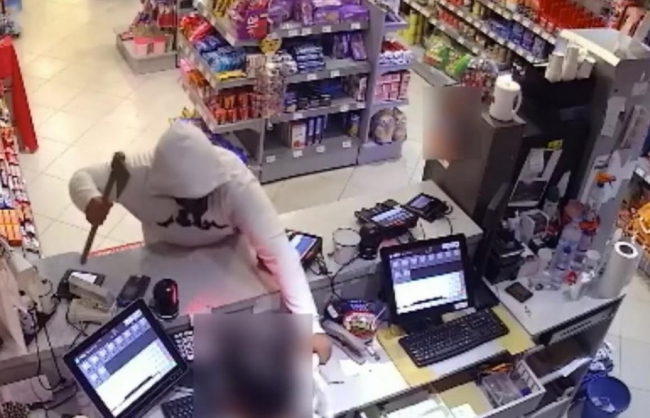 Amenazó a una empleada de una gasolinera con un hacha y se
apoderó del dinero de la caja registradora