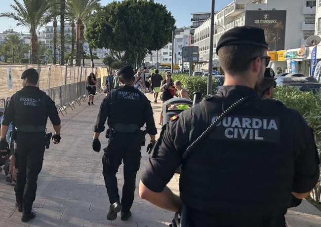 La Guardia Civil detiene a tres personas por tráfico de droga en la isla de Ibiza