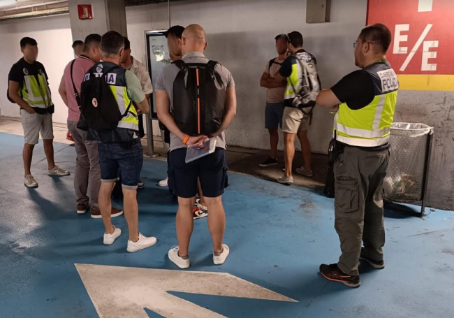 La Policía Nacional de Palma detiene a tres jóvenes que intentan hospedarse en un hotel con tarjetas de crédito ilícitas
