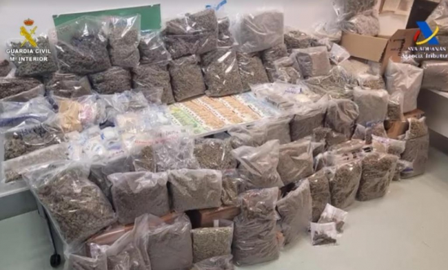 La Guardia Civil y la Agencia Tributaria han intervenido 49 kilos de marihuana y 5 de
hachís en Santa Eulalia