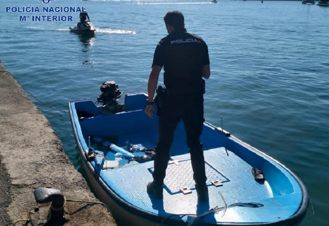 La Policía Nacional detiene a tres menores por patronear una embarcación tipo “patera”