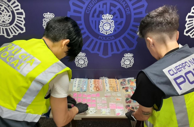 La Policía Nacional y la Policía Local detienen a seis personas por vender droga en un recinto de ocio 