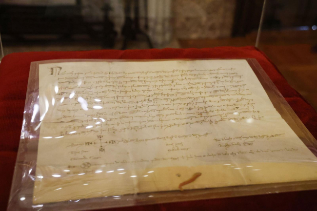 El Consell de Mallorca expone el pergamino original del 12 de septiembre de 1276 que acredita la confirmación de los derechos y privilegios del reino de Mallorca