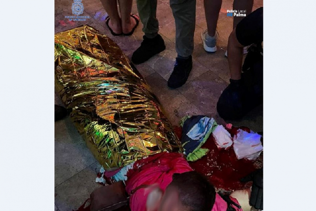 La Policía Nacional y la Policía Local auxilian a una joven que cayó estando de pie en un taburete al suelo