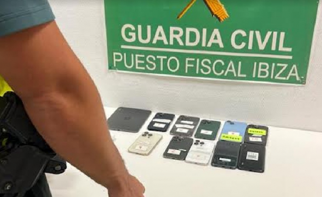 La Guardia Civil ha detenido a un varón por el hurto de 10 teléfonos móviles de alta
gama