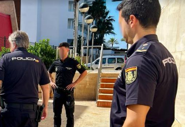 La Policía Nacional detiene a una familia por irrumpir en un centro docente para agredir a un alumno