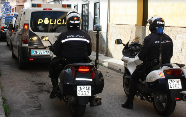 La Policía Nacional detiene a cuatro jóvenes tras entrar en un bar y sustraer una máquina de juegos de azar en Palma