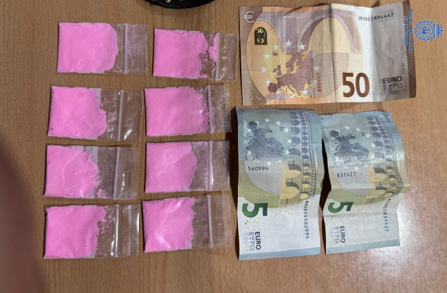 La Policía Nacional detiene a un hombre que llevaba consigo sustancia estupefaciente de color rosa (tusi)