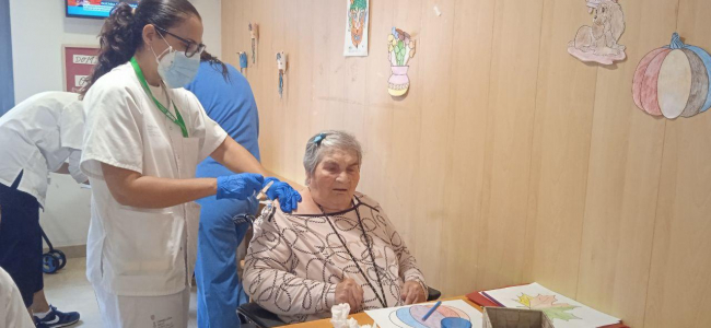 Empieza la vacunación combinada de gripe y COVID-19 en las residencias del IMAS