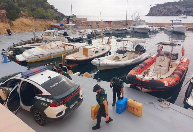 La Guardia Civil incauta 18 fardos de hachís en aguas de Calvià y Andratx