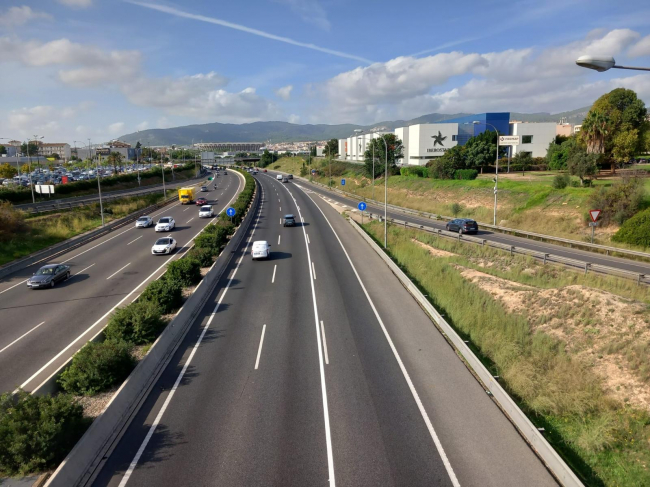 El Consell de Mallorca coloca líneas continuas en cinco tramos de la Vía de Cintura para evitar los cambios de carril peligrosos en las salidas