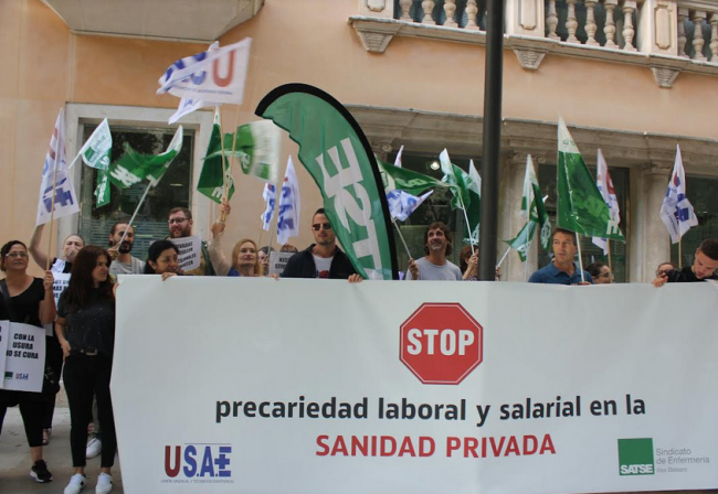 SATSE Y USAE se concentran frente a los hospitales de Grupo Quirón