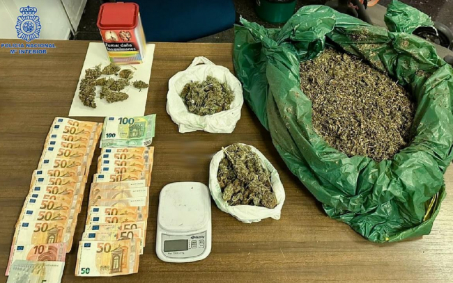 La Policía Nacional detiene a dos hombres que portaban cerca de 1.5 kilos de marihuana y dinero en efectivo