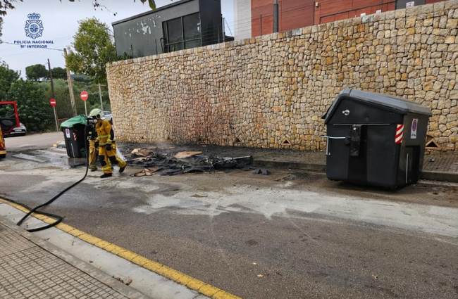 La Policía Nacional identifica a un menor y lo entrega a sus padres al ser inimputable por el incendio de contenedores