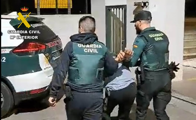 La Guardia Civil detiene en la isla de Menorca a una persona con varias órdenes de detención