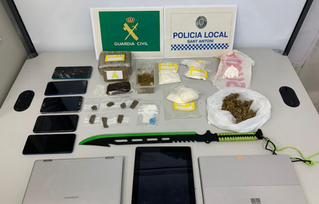 La Guardia Civil y Policía Local de Sant Antoni de Portmany desmantelan dos puntos de venta de drogas