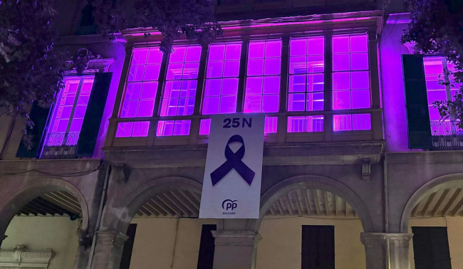 El PP balear tiñe de lila su sede autonómica con motivo del 25N
