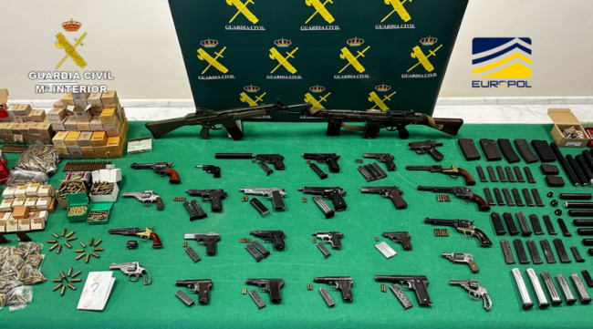 La Guardia Civil incauta más de 80 armas de fuego, de guerra y de impresión 3D en una macro operación internacional 