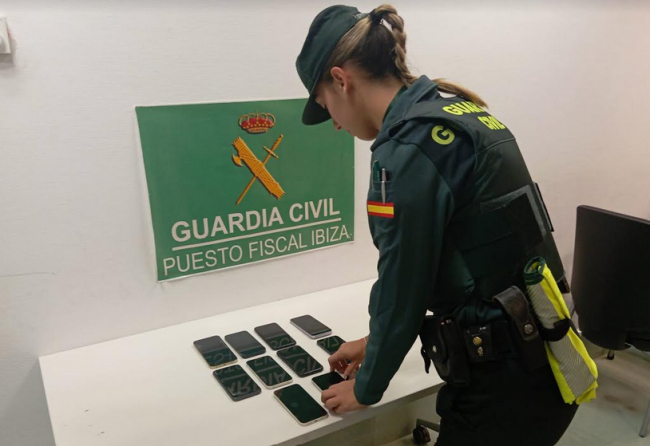 La Guardia Civil incauta 10 teléfonos de alta gama en el aeropuerto de Ibiza