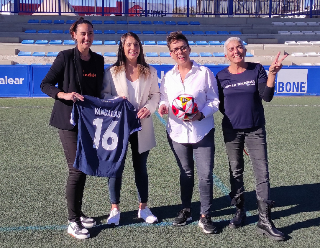 La Asociación Cultural Vándalas recibe una donación del Atlético Baleares para que las mujeres puedan jugar a fútbol con una equipación de calidad