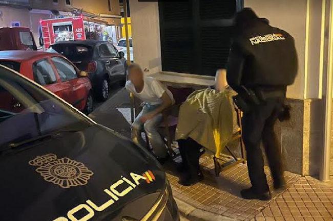 La Policía Nacional desaloja un edificio por peligro de explosión de una chimenea