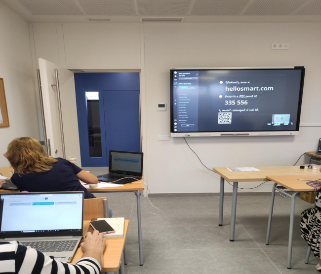 La Conselleria aumenta la dotación de pantallas digitales en los centros concertados