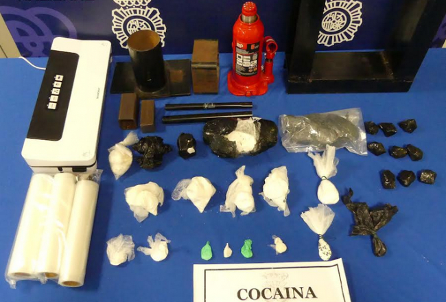 La Policía Nacional detiene a dos personas que portaban casi un kilo de cocaína 