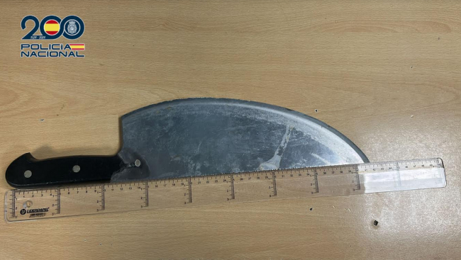 La Policía Nacional detiene a un varón por amenazar con un cuchillo de grandes dimensiones a un joven