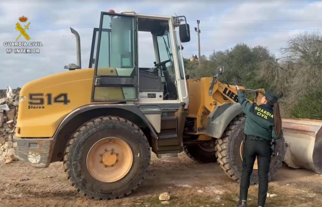 La Guardia Civil ha detenido a un varón por daños con una excavadora en Santa Eugenia