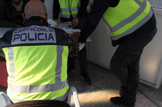 Desarticulada una organización criminal dedicada a suplantar la identidad en los exámenes para la obtención de la nacionalidad española