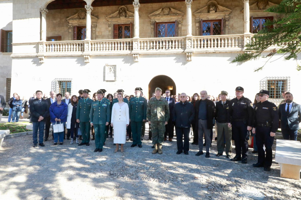 Minuto de silencio en el Consolat de Mar con motivo de la muerte de los guardias civiles de Barbate