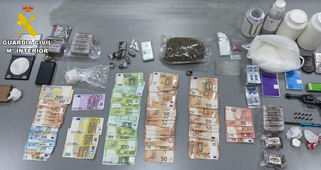 La Guardia Civil detiene a tres personas por delito de tráfico de drogas