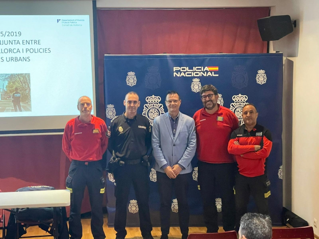 Los Bombers de Mallorca imparten una jornada de formación sobre incendios urbanos a la Policía Nacional