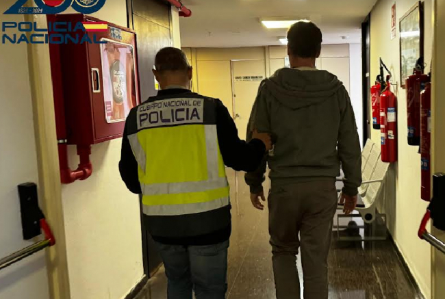 La Policía Nacional detiene a un hombre por varios incendios de contenedores