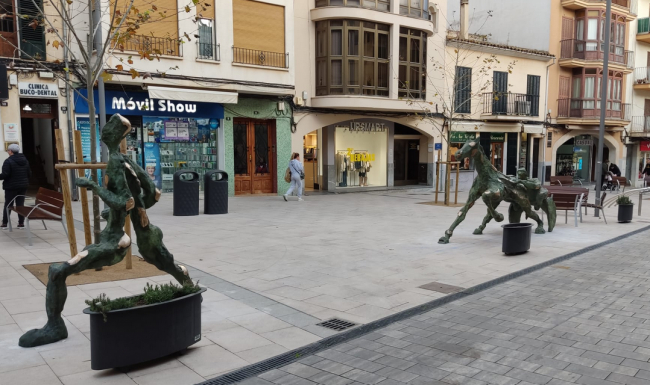 Manacor instala el conjunto escultórico de Llorenç Ginard inspirado en 'El hombre contra el caballo' en la plaza des Cós