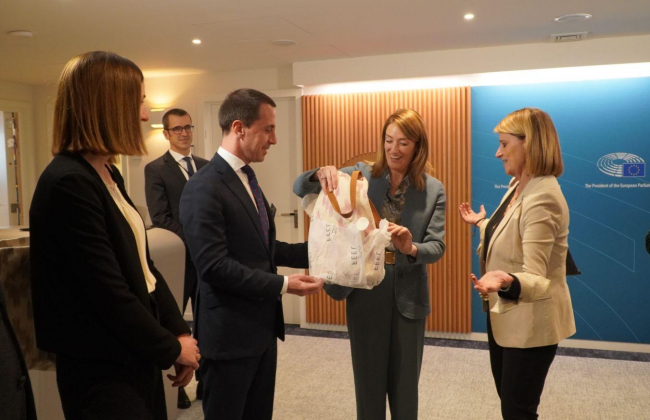El presidente Galmés se reúne con la presidenta del Parlamento Europeo, Roberta Metsola, para tramitar la protección de las teles de llengües
