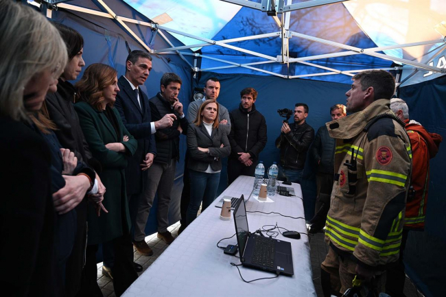 Pedro Sánchez traslada la solidaridad, cariño y empatía del Gobierno a los familiares de las víctimas del incendio de València