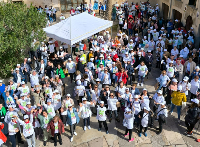 Más de 500 personas caminan en la Ruta de las Rutas Saludables, organizada por Salud con motivo del Día de las Illes Balears